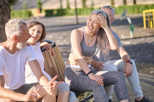 Gruppo di adulti all'aperto